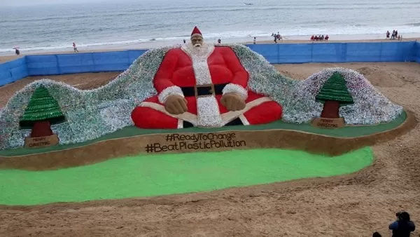 Crean un Santa Claus gigante con 10.000 botellas de plástico en una playa de la India