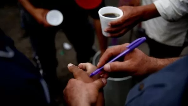 ¿Por qué los migrantes en la frontera con Estados Unidos llevan un número con tinta negra en el brazo?