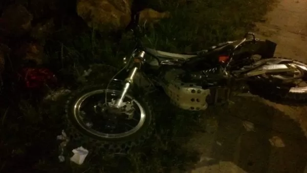 VIDEO: Hombre que se conducía en moto muere tras accidentarse