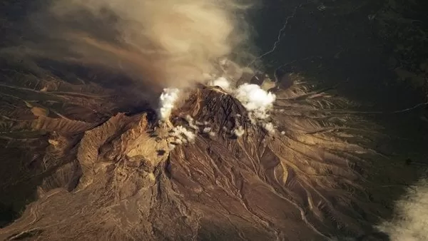 Video: Un volcán de Kamchatka emite una columna de cenizas de 6 kilómetros