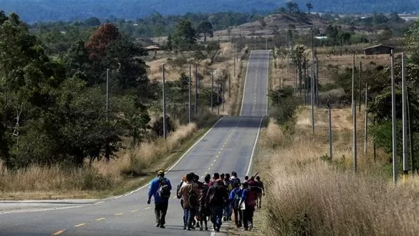 La nueva caravana de migrantes rompió el cerco policial y cruzó la frontera entre Honduras y Guatemala