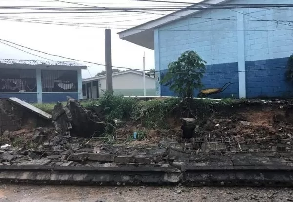 Lluvias hacen colapsar muro de la Escuela Rafael Pineda Ponce en La Ceiba