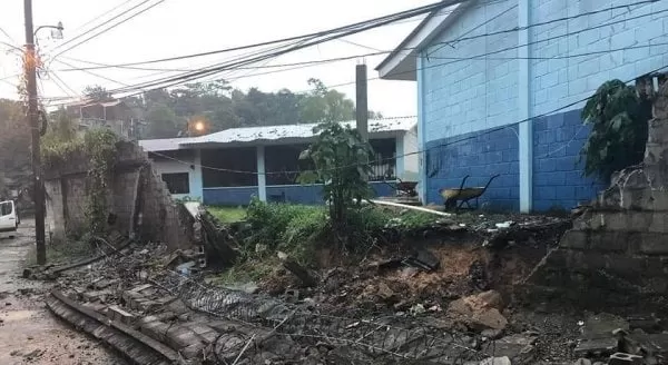 Lluvias hacen colapsar muro de la Escuela Rafael Pineda Ponce en La Ceiba