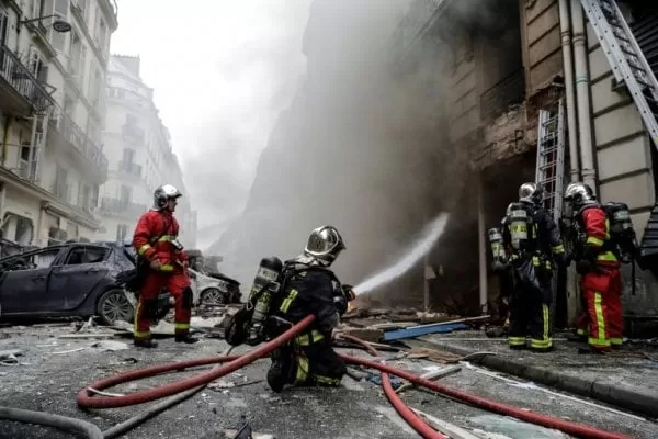 Una turista española y dos bomberos mueren en explosión por fuga de gas en edificio en París