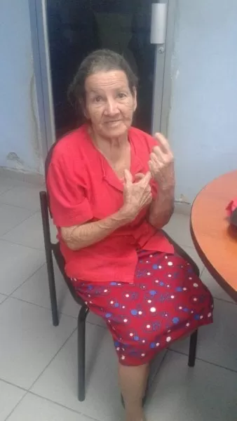 Señora de 96 años no recuerda donde vive... Está en la primera estación policial, San Pedro Sula