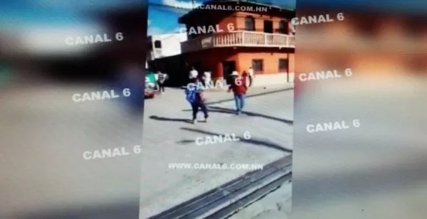Video: Dos hombres se agarran a machetazos en pleno centro de Comayagua