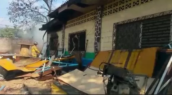 VIDEO: Incendio destruye negocio de compra y venta de chatarra en Choluteca