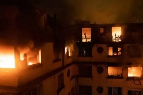 VIDEO: Mueren 8 personas en incendio de edificio en París