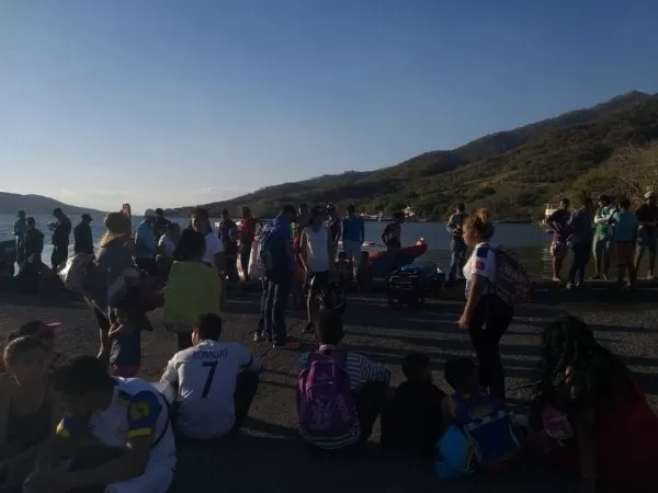 VIDEO: Una lancha con 30 turistas a bordo se da vuelta entre Coyolito y Amapala