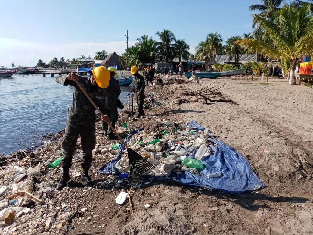 Realizan recolección de basura proveniente de Guatemala en playas de Omoa