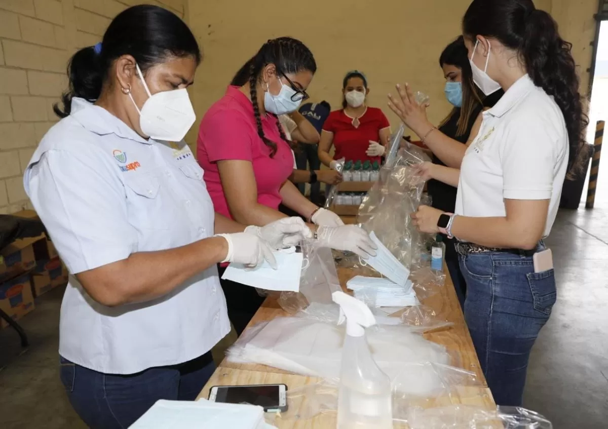 El presidente supervisó proceso de maquilado de 34,600 raciones de alimentos para el Valle de Sula