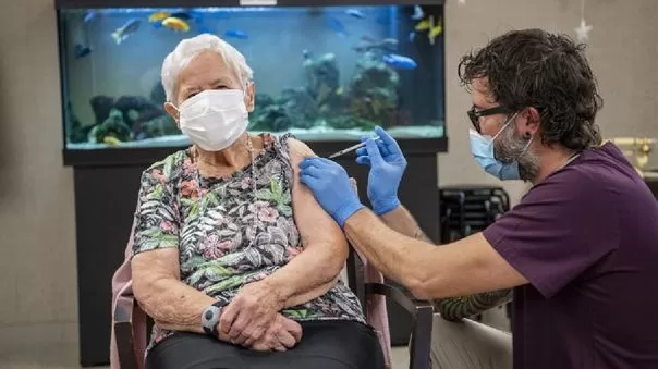 Suiza: Una mujer de 90 años, la primera en recibir la vacuna contra la COVID-19