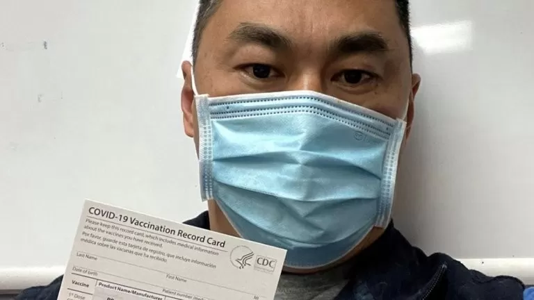 Un enfermero de California contrajo coronavirus tras recibir la vacuna