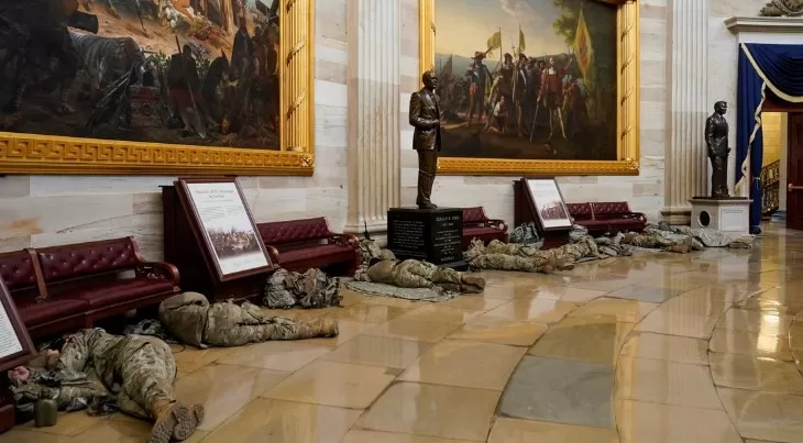 Decenas de miembros de la Guardia Nacional de EE.UU. son captados durmiendo en el suelo de los pasillos del Capitolio