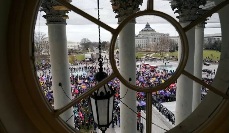 Decretan toque de queda en Washington DC tras irrupción de manifestantes pro Trump al Capitolio