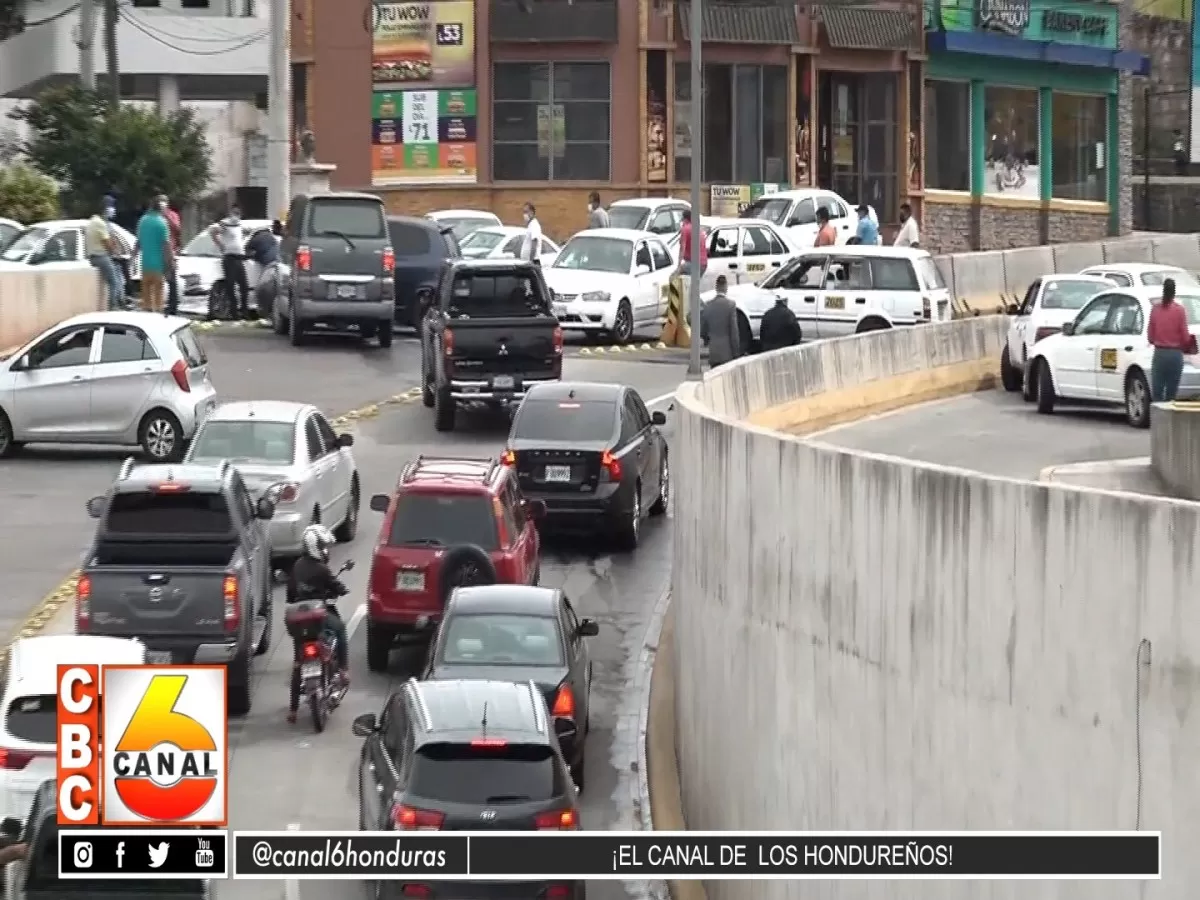 Taxistas protagonizan movilización en la capital por decomiso de unidades