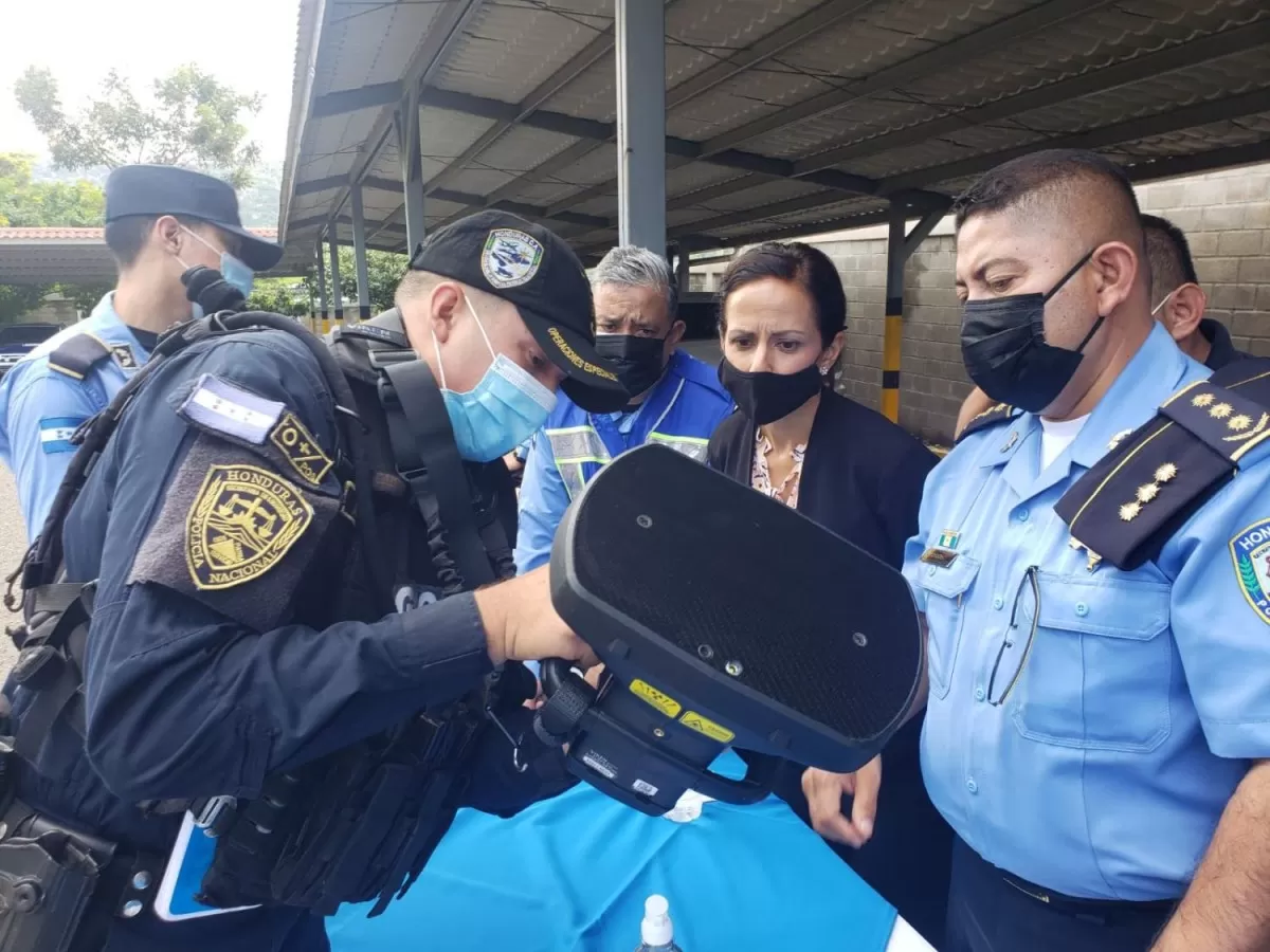 Embajada Americana dona equipo de escáner de rayos X móviles a la Policía Nacional