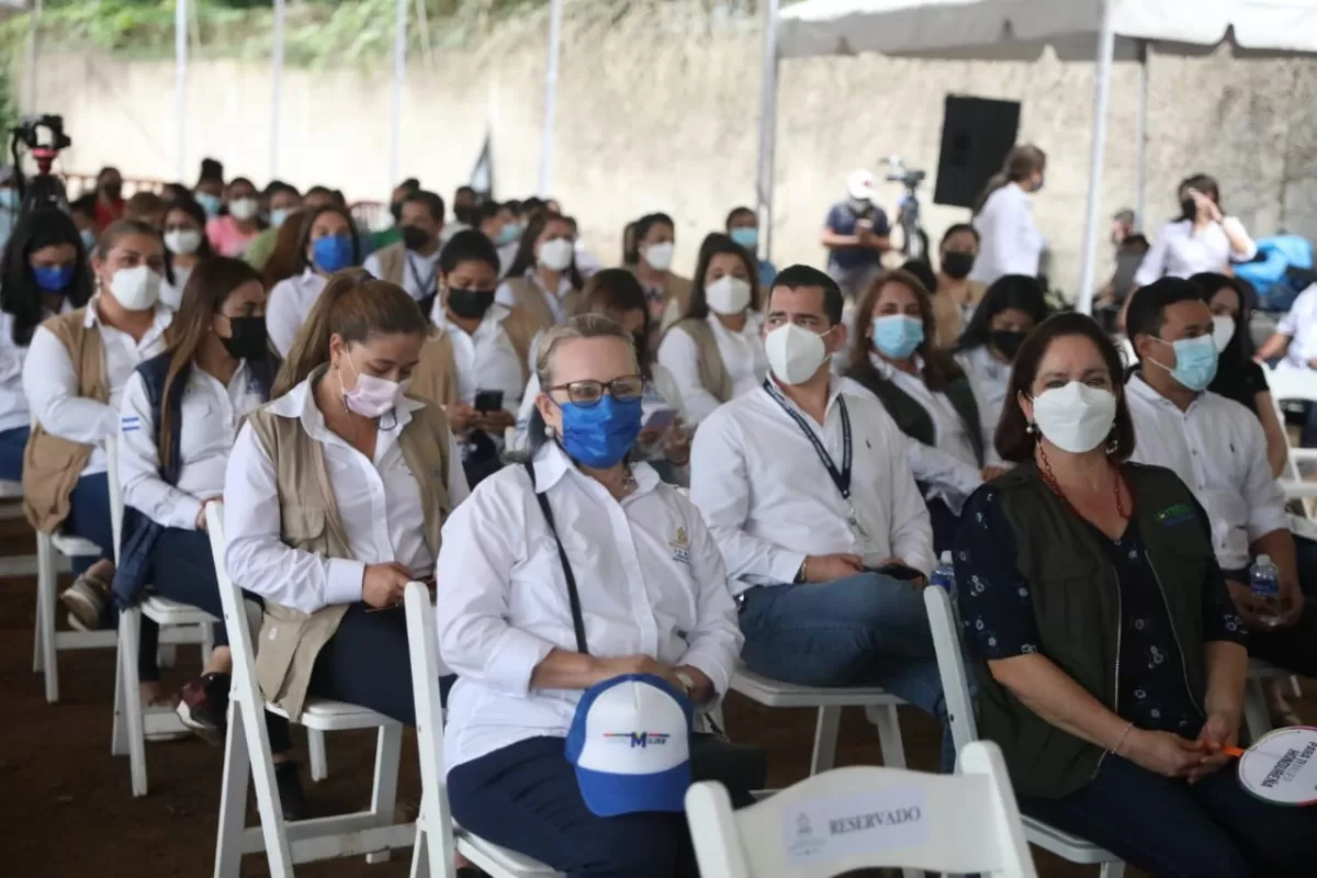 Gobierno entrega 200 nombramientos permanentes a trabajadores de salud en San Pedro Sula