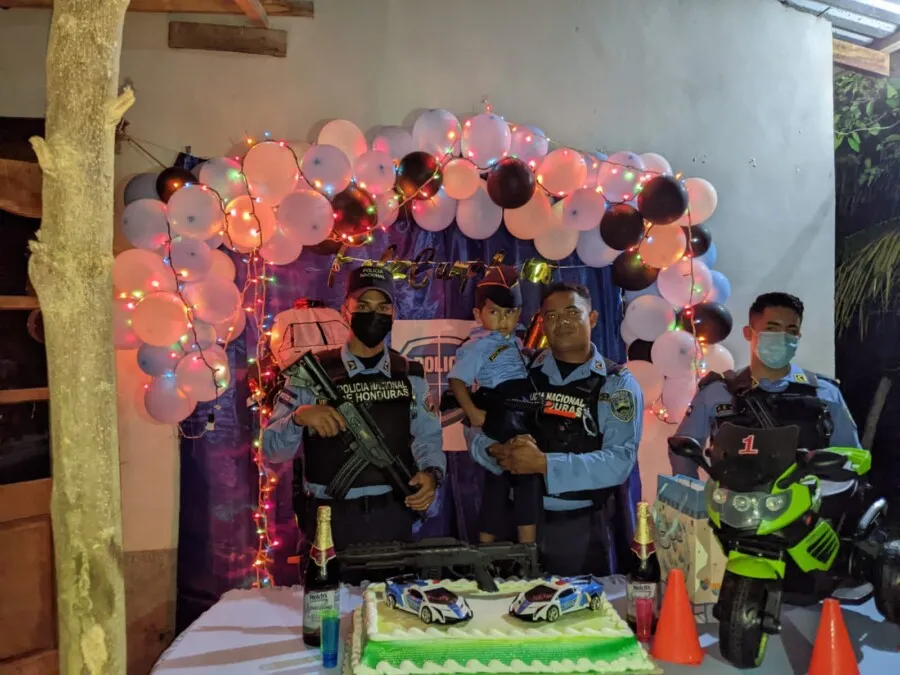 El niño Mateo cumple su sueño festejando su cumpleaños vestido de Policía
