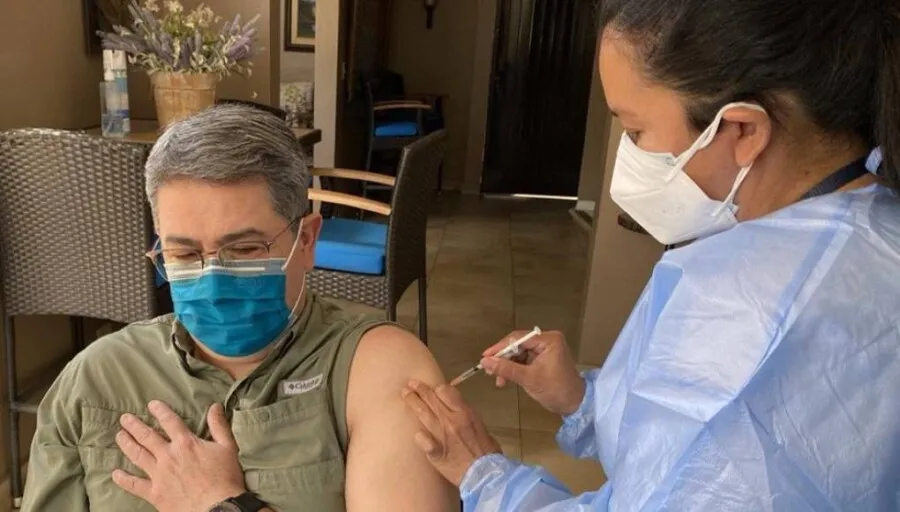 Presidente Hernández se pone dosis de refuerzo y llama a vacunarse a quienes no lo han hecho