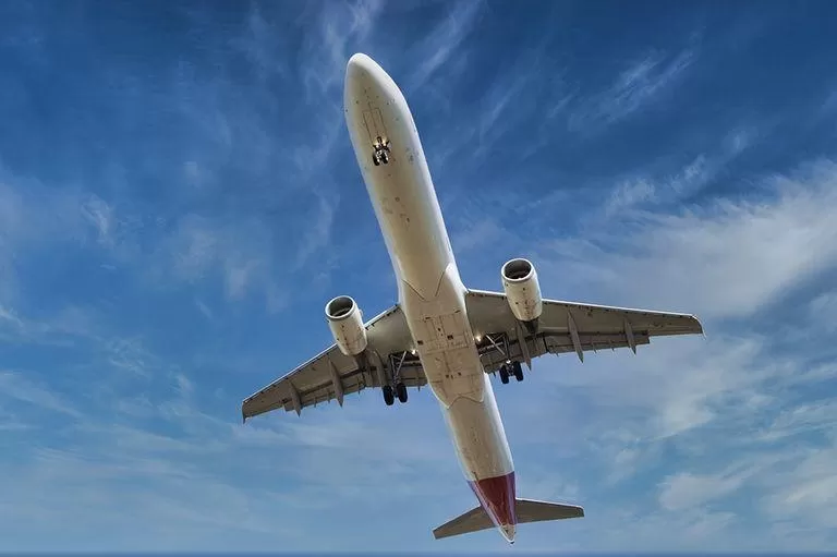 Aerolíneas en EEUU advierten de “caos” por antenas 5G que afectan a aviones