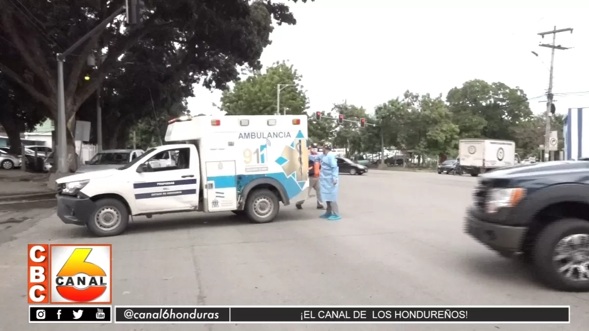 Ambulancia sufre accidente en la Avenida Juan Pablo II