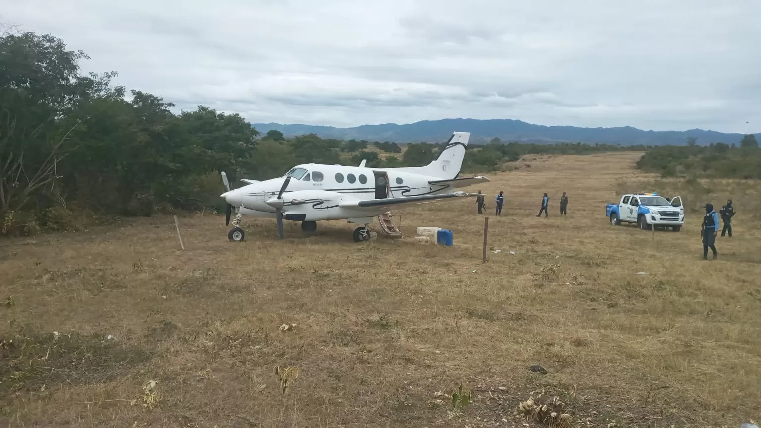 Aterriza aeronave en la comunidad del Quebrachal San Esteban, Olancho
