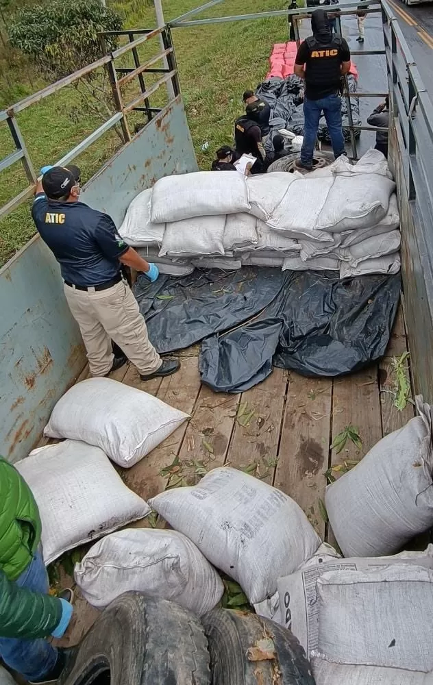 ATIC detiene a tres miembros de las FFAA cuando transportaban 59 sacos con supuesta marihuana en camión de la institución