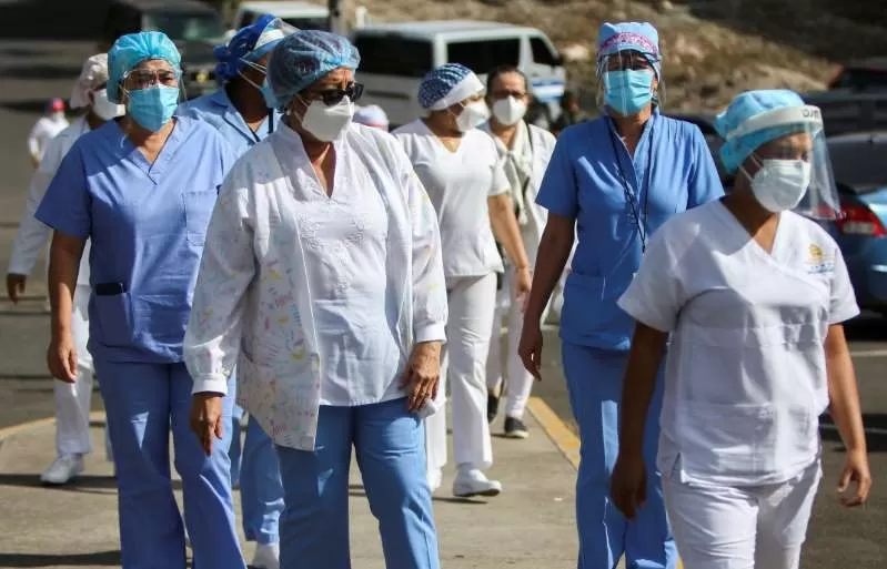 Médicos realizan protesta exigiendo plazas laborales