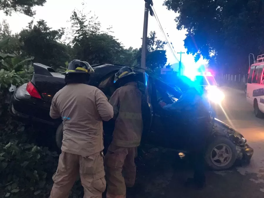 Bomberos de La Lima atienden accidente de tránsito