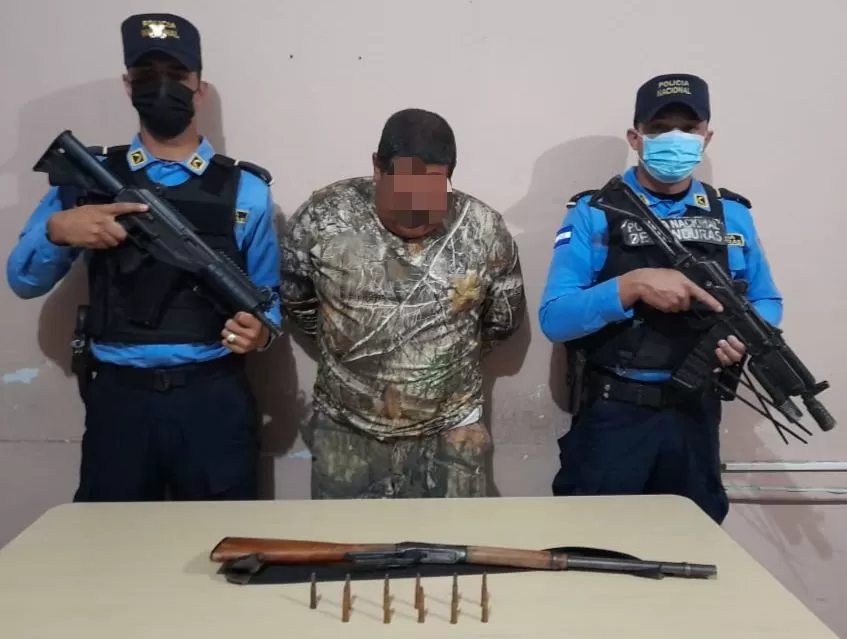 En poder de un arma de fuego prohibida lo detienen en Cortés