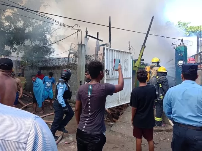 Funcionarios policiales evacuan familia que perdió vivienda en incendio