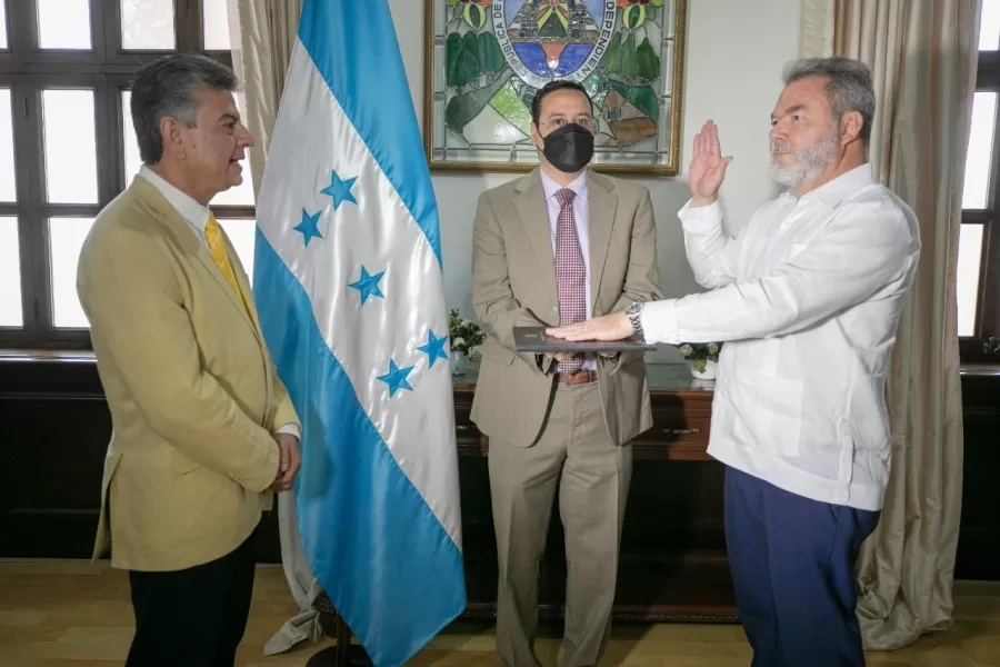 Ministro de Gobernación juramenta a alcalde de San Pedro Sula  Roberto Contreras