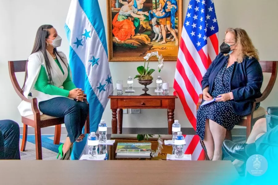 Ministros de Honduras se reúnen con Collen Anne Hoey, encargada de Negocios de Estados Unidos