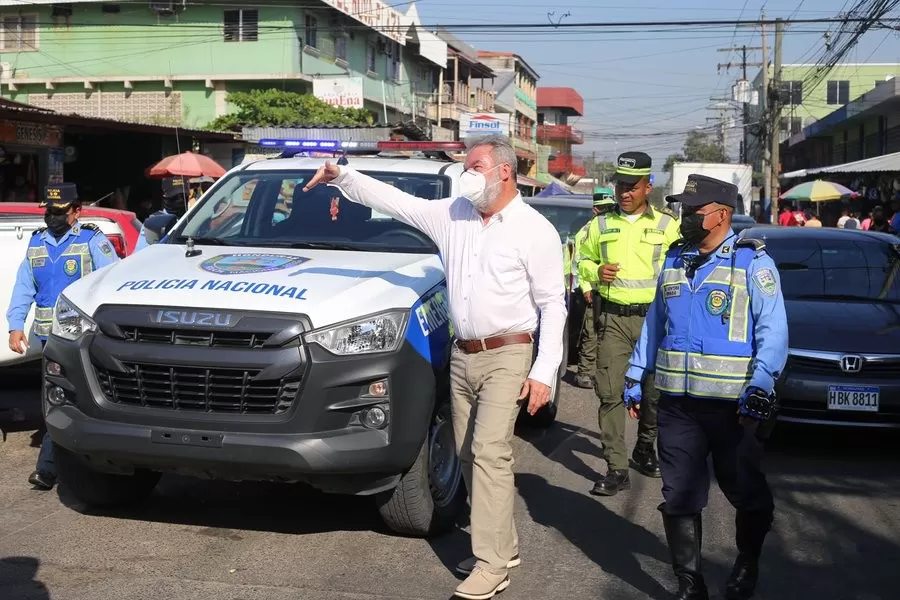 Alcalde Sampedrano sale a las calles para concientizar a la población sobre la importancia del orden vial