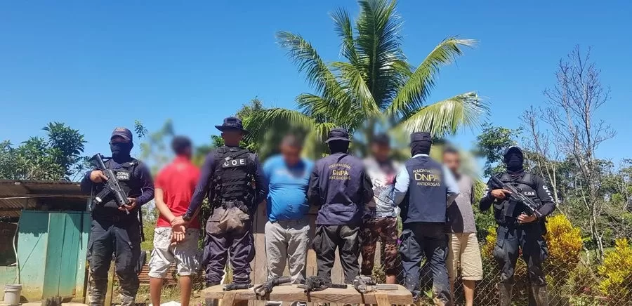 Detención judicial contra tres hombres capturados en plantación de 145 mil arbustos de coca y narcolaboratorios de Colón