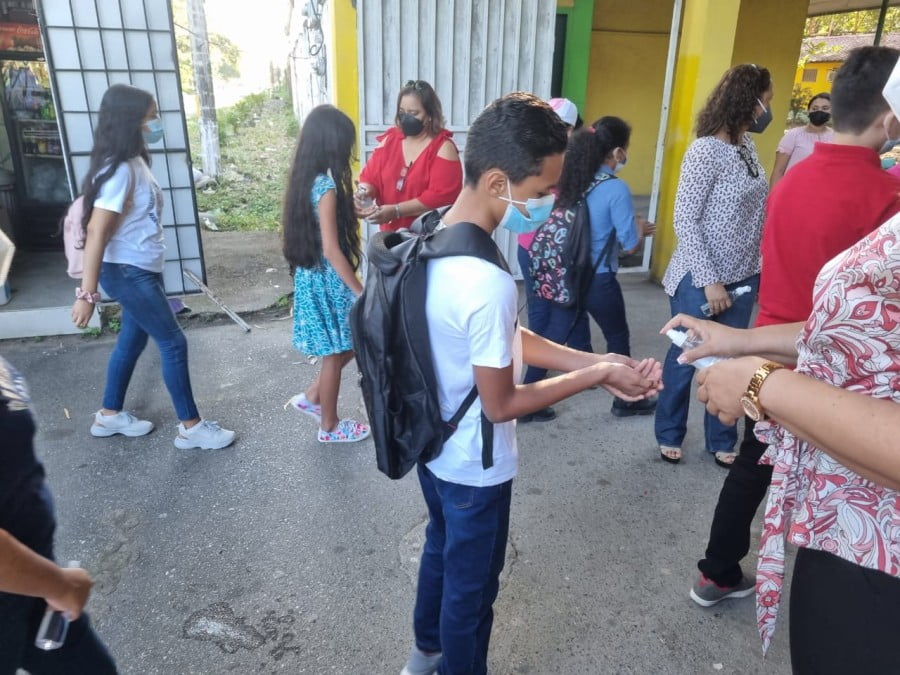 En La Ceiba iniciaron a clases semipresenciales en 16 centros educativos