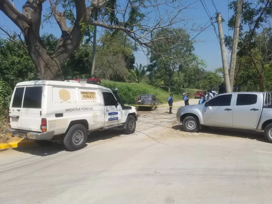 Encuentran dos cadáveres en el interior de un vehículo en la colonia Panting sector Chamelecón