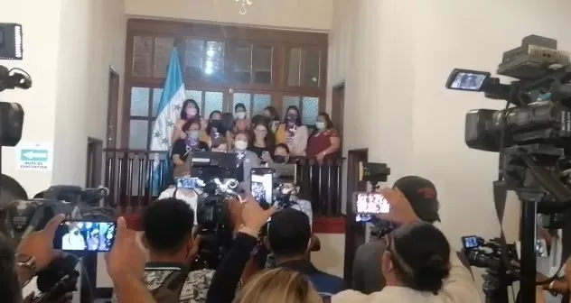 Presidenta Xiomara Castro recibe a las mujeres, escucha sus demandas y promete solución