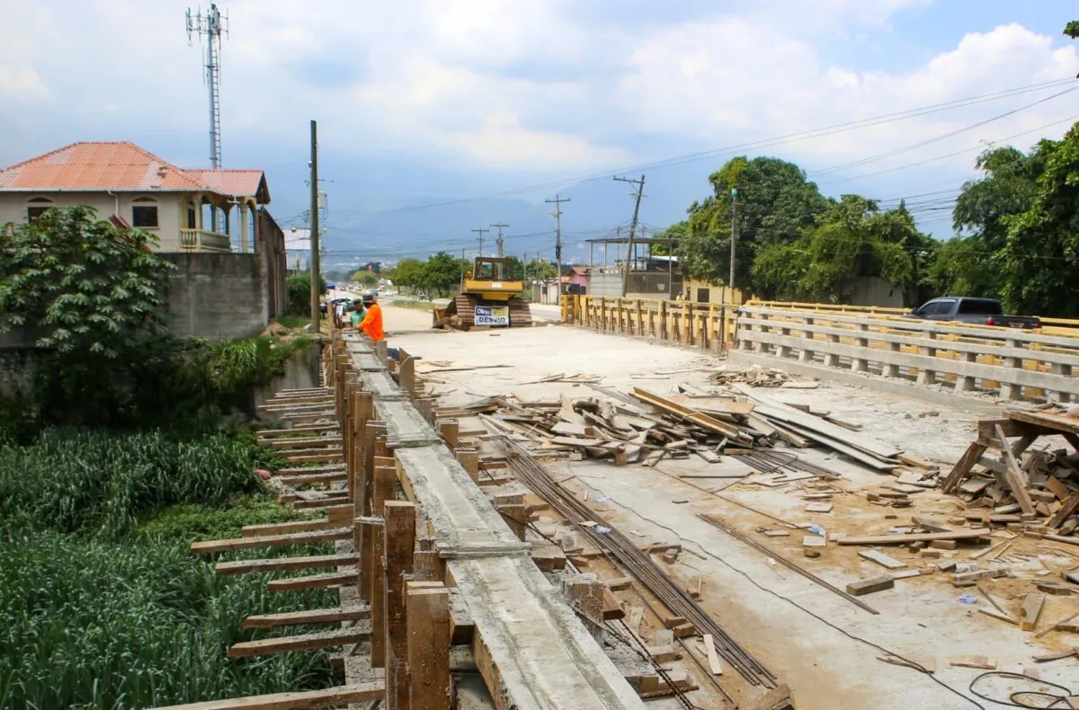 Administración del alcalde Roberto Contreras realizará proyectos de pavimentación, solución pluvial y construcción de puente