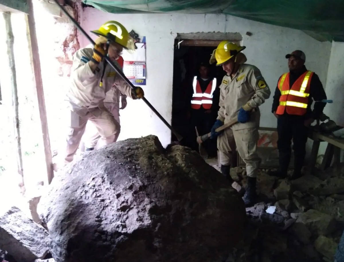 Bomberos realizaron remoción de piedra que cayó en una vivienda en la aldea Malguarita, Intibucá