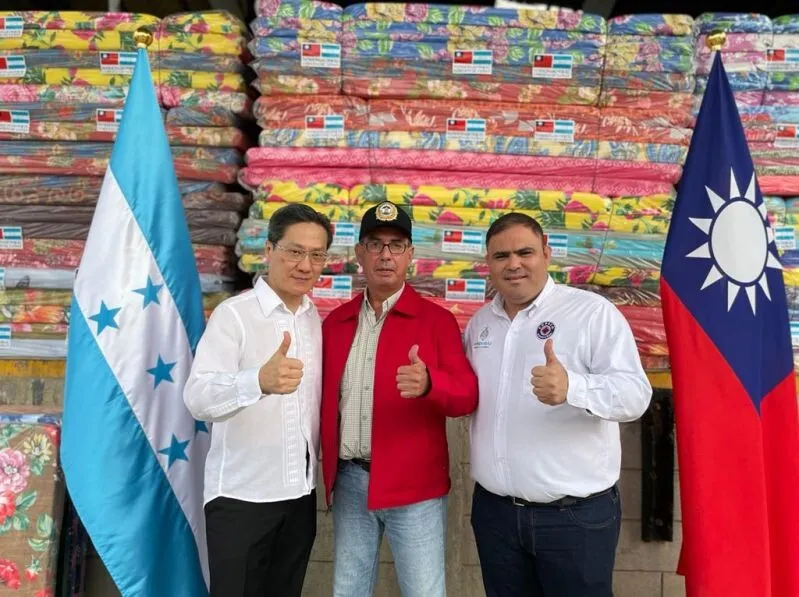 Cónsul de Taiwán entrega donación a Copeco para ayudar a hondureños afectados por las inundaciones