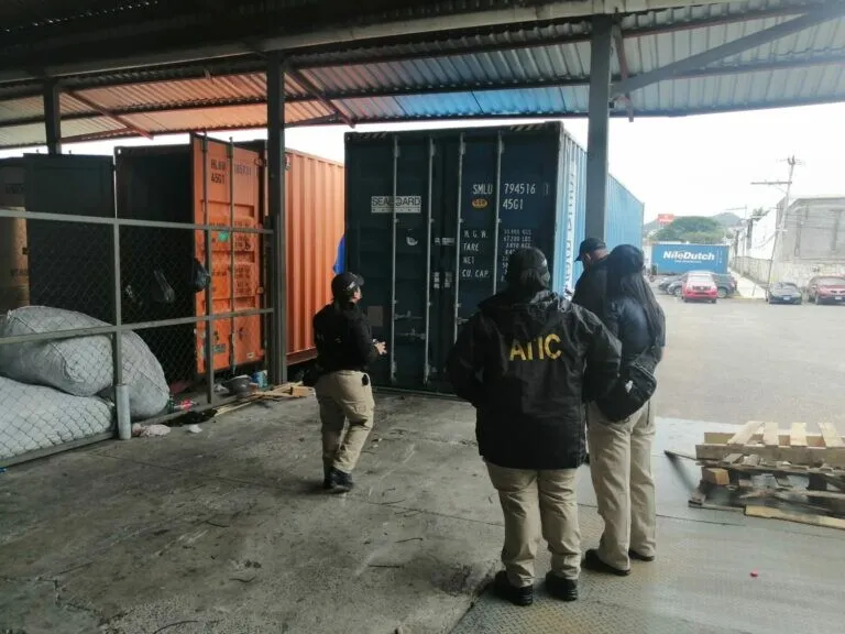 Fiscalía Especial Contra Delitos Tributarios y ATIC decomisan 11 cajas de producto de uso médico en aduana Toncontín