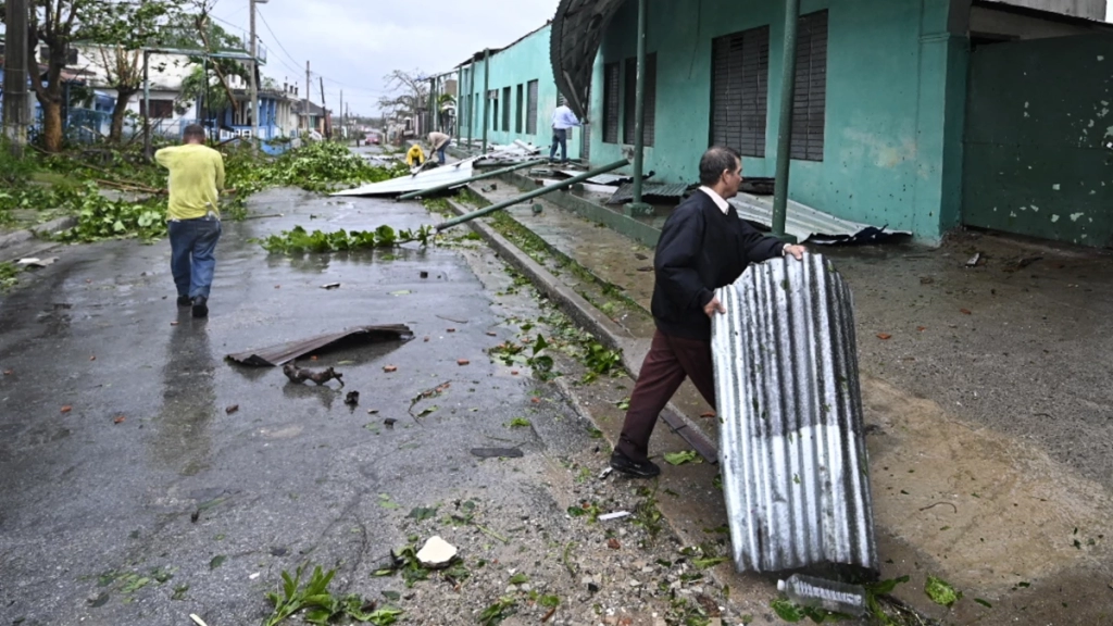 Huracán Ian toca tierra en Cuba con categoría 3