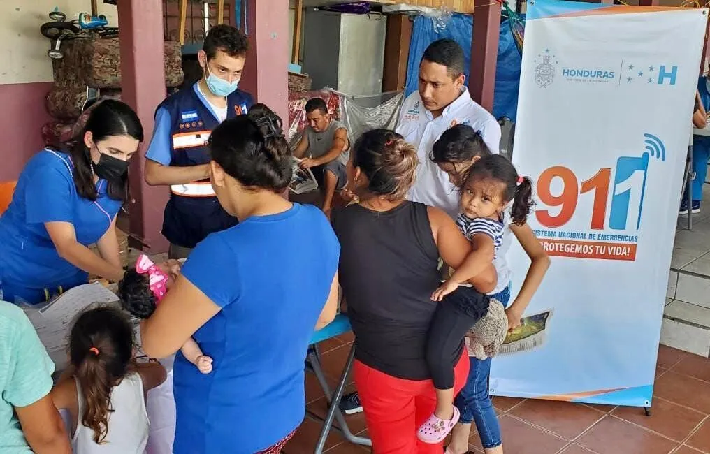 Telemedicina del 911 atiende a compatriotas afectados por las lluvias en Puente Alto, en Puerto Cortés