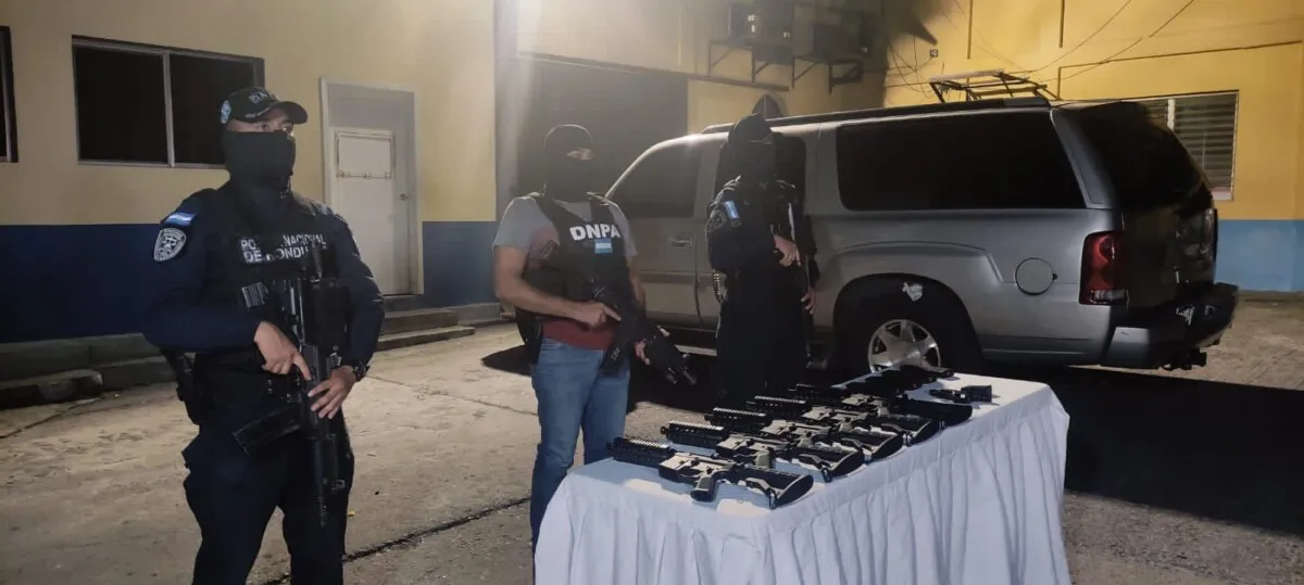 Ciudadano es detenido por la Policía Nacional transportando armamento de uso restringido en el país