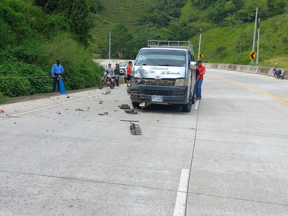Conductor de moto muere tras impactar con bus rapidito en Copán