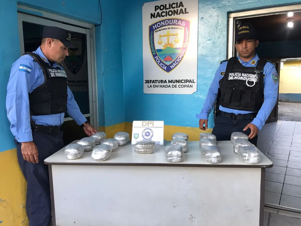 En Copán funcionarios policiales decomisan 32 envoltorios de supuesta marihuana