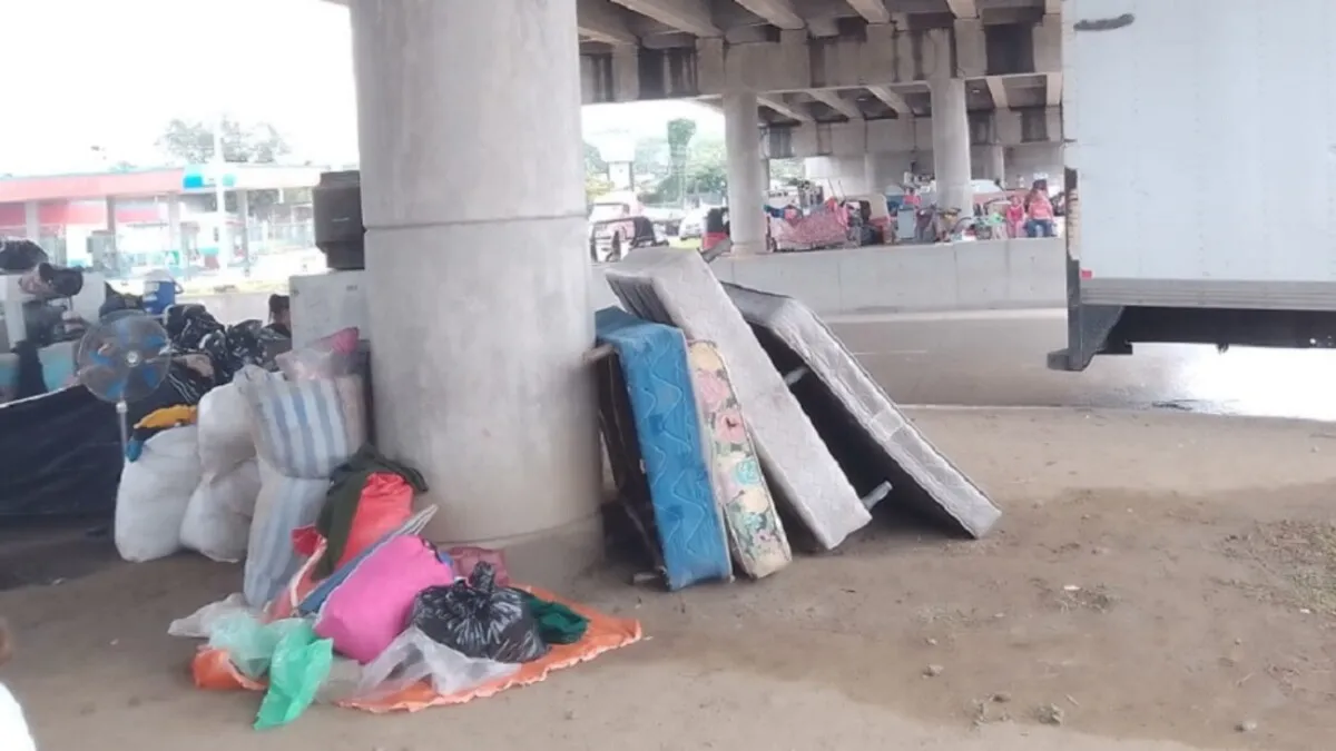 Gobierno traslada a familias que estaban bajo un puente a los albergues en SPS