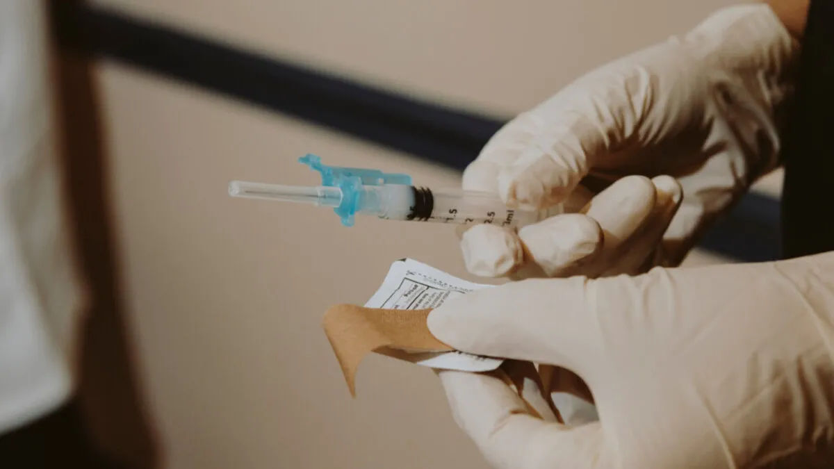 La FDA autoriza refuerzo anticovid contra ómicron para menores de hasta 5 años en EE. UU.